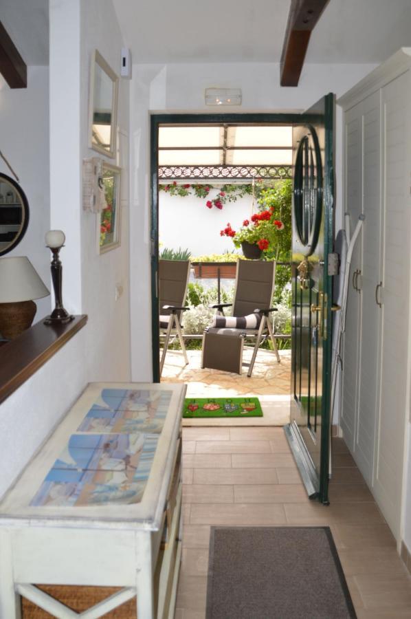 Issa Holiday Home - 3 Min Walk To Beach Kaštela Eksteriør bilde
