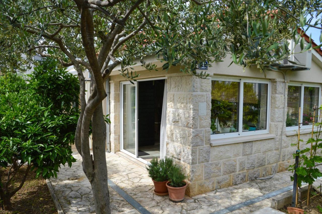 Issa Holiday Home - 3 Min Walk To Beach Kaštela Eksteriør bilde